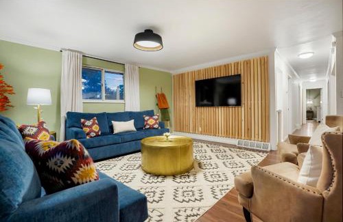 Berkley House | Unforgettable Stay HOT TUB and Fire Pit and 4 Miles to DT Denver