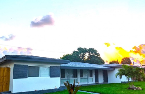 Deerfield Beach House | Unforgettable Vacation Home! Walk To Deerfield Beach, Restaurants & Shops