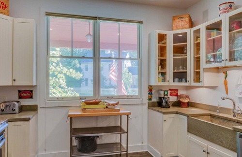 Union Pier House | Union Pier - Quick Walk to the Beach - Perfect big family house