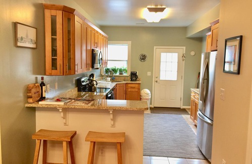 Stanton Park House | Union Station, 3 BR/4 Beds, free private secure parking, backyard patio