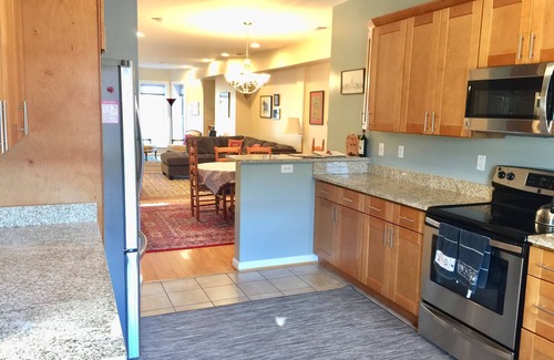 Stanton Park House | Union Station, 3 BR/4 Beds, free private secure parking, backyard patio
