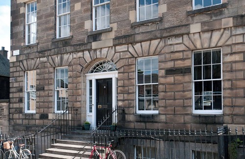 New Town Apartment | Union Street [363] is a Spacious 3 bedroom Georgian apartment in the city centre.