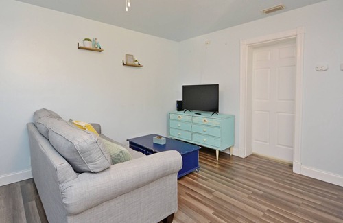 Tropic Cottage | Unique 1 BR Cottage Near the River with Private Patio
