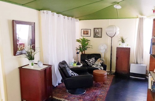 Springwood House | Unique 1920's Historic Retreat! Pet Friendly!