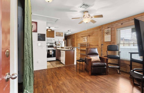 Seventh Ward House | Unique 1BD 'Urban Cabin' close to French Quarter