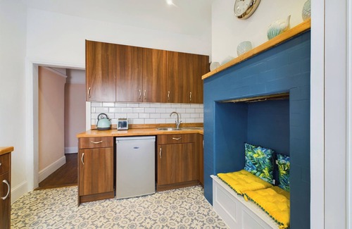 Leigh-on-Sea Apartment | Unique 2 bed Leigh-on-Sea- with real piano