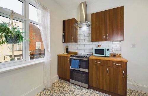 Leigh-on-Sea Apartment | Unique 2 bed Leigh-on-Sea- with real piano