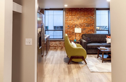 Riverside Apartment | Unique 2 Bed Riverfront Park Travel Apartment