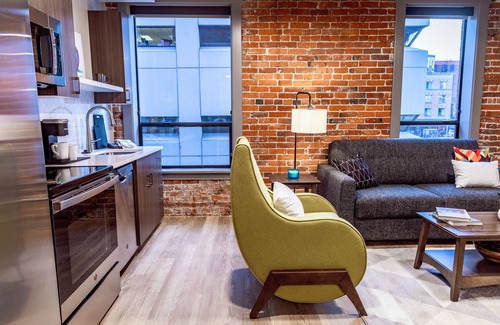 Riverside Apartment | Unique 2 Bed Riverfront Park Travel Apartment