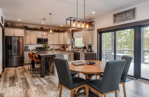 Lead Cabin | Unique 3800+ Sq. Ft. Lodge w/Game Room, Open Plan, Hot Tub, and Clubhouse!