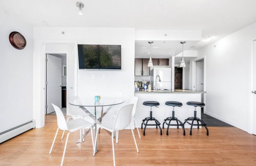 Crosstown Condo | ★Unique★ 3br/2ba Beautiful Garden View Pool+Hot Tub+Sauna+Large Free Parking