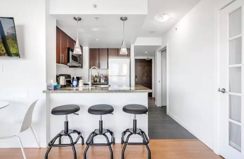 Crosstown Condo | ★Unique★ 3br/2ba Beautiful Garden View Pool+Hot Tub+Sauna+Large Free Parking