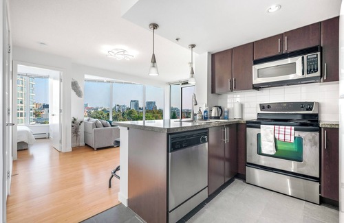 Crosstown Condo | ★Unique★ 3br/2ba Beautiful Garden View Pool+Hot Tub+Sauna+Large Free Parking