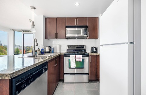Crosstown Condo | ★Unique★ 3br/2ba Beautiful Garden View Pool+Hot Tub+Sauna+Large Free Parking