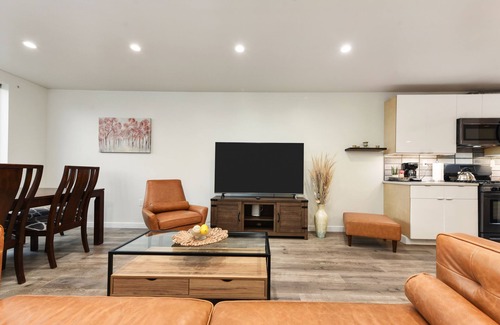 South Side House | Unique 4Bed/3.5 Bath Townhouse/Garage+Rooftop Deck
