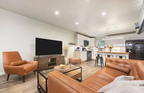 South Side House | Unique 4Bed/3.5 Bath Townhouse/Garage+Rooftop Deck