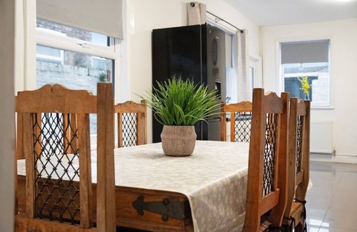 Redcar House | Unique 5BR in Queen street