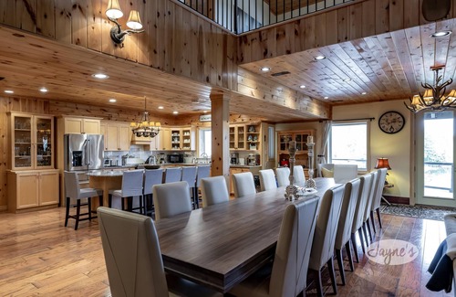 Muskoka Lakes Cottage | Unique 7bed 5bath cottage on the Joe River!