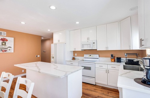 East Grove House | Unique 7bedroom-3bath sleeps 14