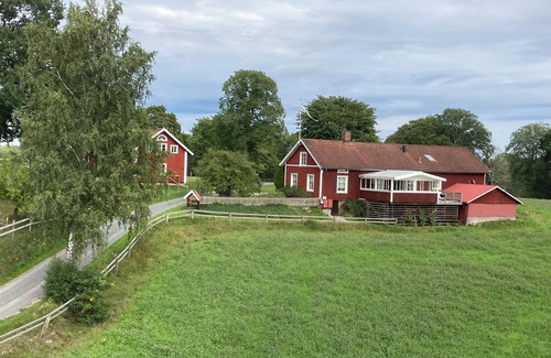 Vetlanda Municipality House | Unique accommodation in Småland. 3 km to slalom slope. 400 m to bathing lake with wood sauna.