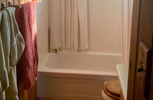 Tay Valley Cottage | Unique and tranquil cottage with panoramic lake views and tall pines