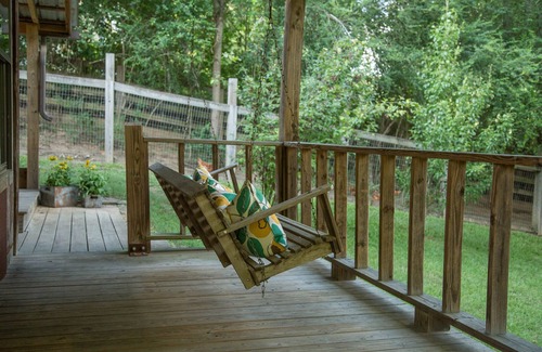 Taylor Cottage | Unique artist cottage on the grounds of the Taylor Inn and Big Truck Theater