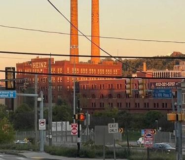 East Allegheny Apartment | Unique Artsy 2 Bdrm Apt 1.5 mi from Downtown