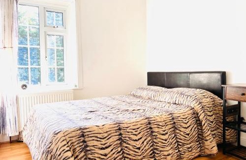 Cricklewood House | UNIQUE beautiful peaceful conservation area - 20m to town
