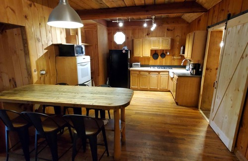 Slade Cabin | Unique Cabin in Natural Bridge State Park! Renovated, New Hot Tub, Wi-Fi