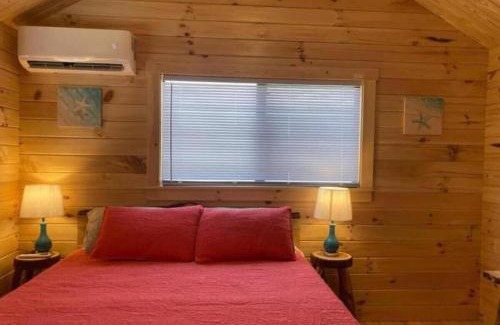 Holly Ridge House | Unique Cabin Near Surf City with Loft and Parking