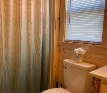 Holly Ridge House | Unique Cabin Near Surf City with Loft and Parking