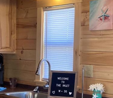 Holly Ridge House | Unique Cabin Near Surf City with Loft and Parking