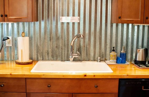 Ellijay Cabin | Unique Cabin w/Riverside View + Hot Tub + Apple Pie