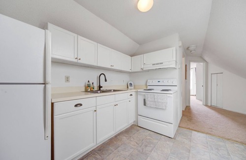 Summit - University Apartment | Unique cheerful unit in Historical St. Paul!