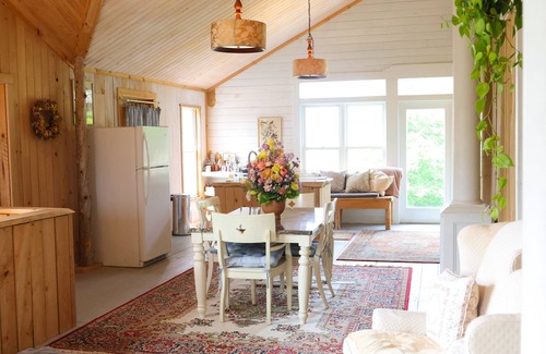 Belmont Apartment | Unique Coastal Maine Flower Farm Stay