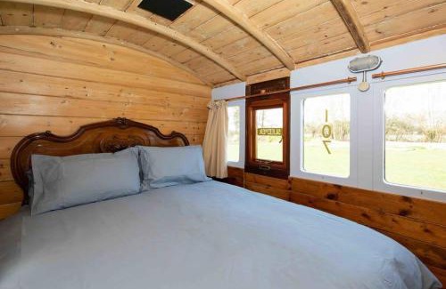 Birdham House | Unique & Comfy Remodelled Railway Carriage