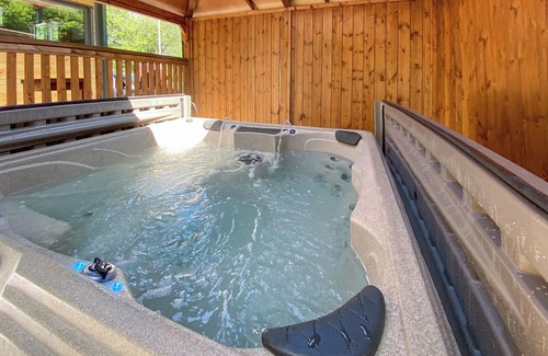 Broughton Mills Ski Chalet | Unique contemporary style one bedroom lodge perfect for a romantic gateway.