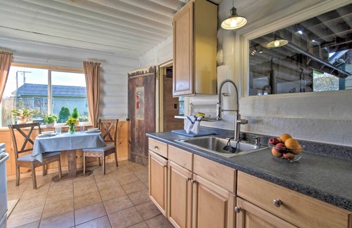 Crescent City North Cabin | Unique Dog-Friendly Log Cabin: Short Walk to Ocean