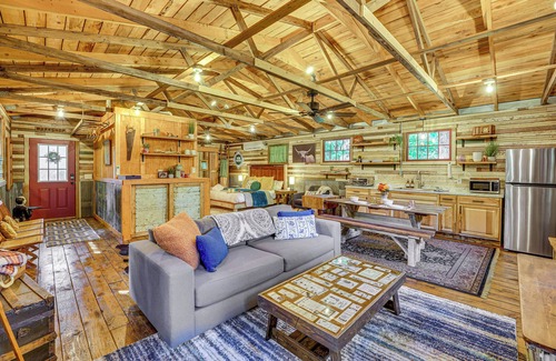 Eureka Springs Apartment | Unique Eureka Springs Cabin: Deck & Forest Views!