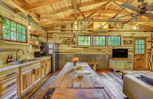 Eureka Springs Apartment | Unique Eureka Springs Cabin: Deck & Forest Views!