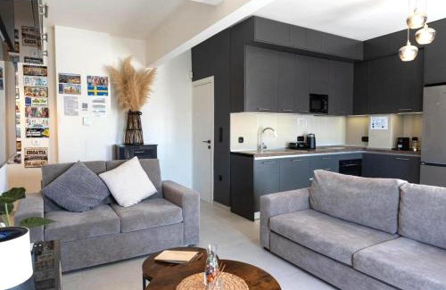 Vardaris Apartment | Unique Experience in Modern Apartment with Balcony & City Views