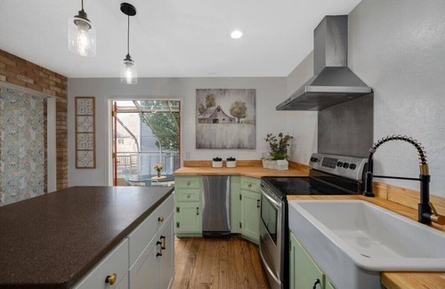 Orchard North House | Unique Getaway | Hot Tub & Waffle Breakfast!