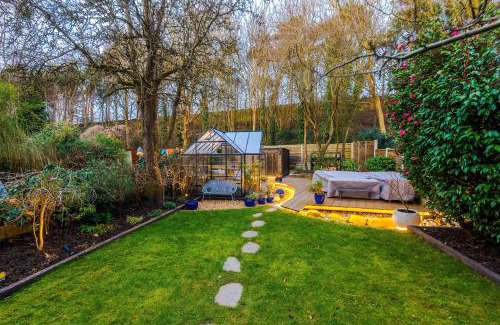 Didsbury House | Unique Home in Northenden Urban Oasis sleeps 8