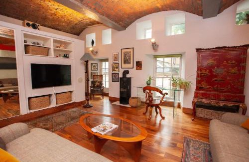 Kelvinbridge House | Unique House in Park District