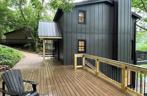 Gainesville Cottage | Unique Lake Lanier Cottage ~ On Super Deep Water Near North GA Mountains!