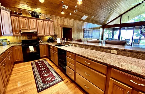 Almond Cabin | Unique/Luxurious/Stunning Mtn & Lake Views, Wi-Fi!