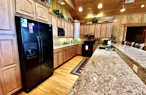 Almond Cabin | Unique/Luxurious/Stunning Mtn & Lake Views, Wi-Fi!