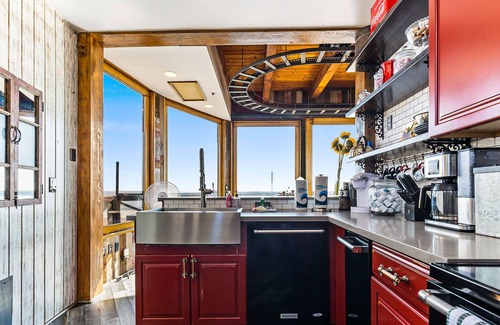 Seal Beach House | Unique luxury beach retreat with 360º views, bar/lounge, deck & balcony