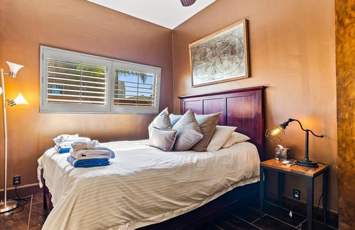 Seal Beach House | Unique luxury beach retreat with 360º views, bar/lounge, deck & balcony
