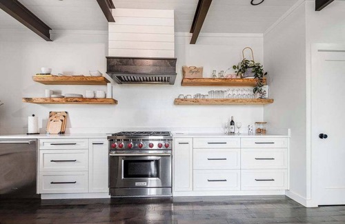 Fredericksburg House | Unique Luxury Home-Near Alamo Springs Cafe, Hot-Tub